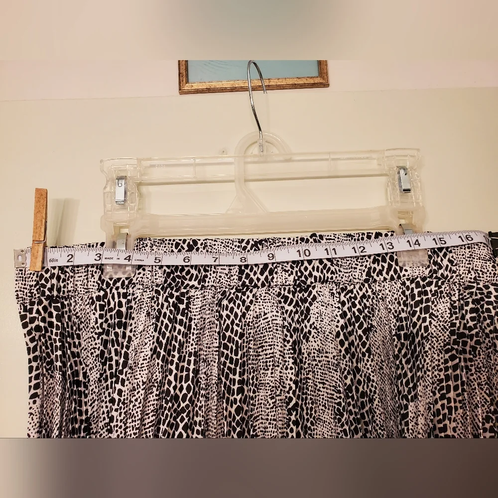 Lane Bryant accordion size 14/16 midi skirt in black and white. - Picture 4 of 8